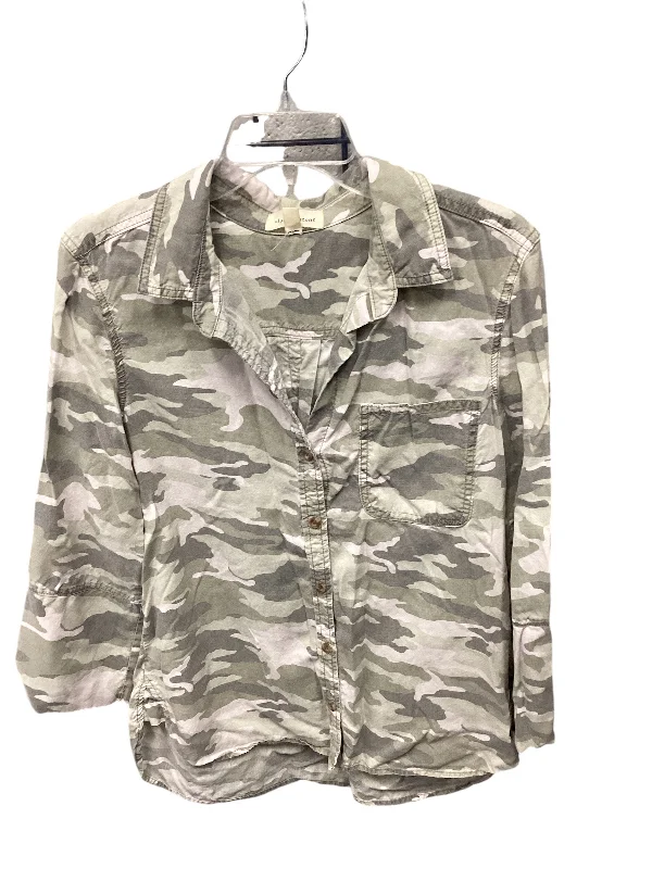 Top Long Sleeve By Cloth & Stone In Camouflage Print, Size: M